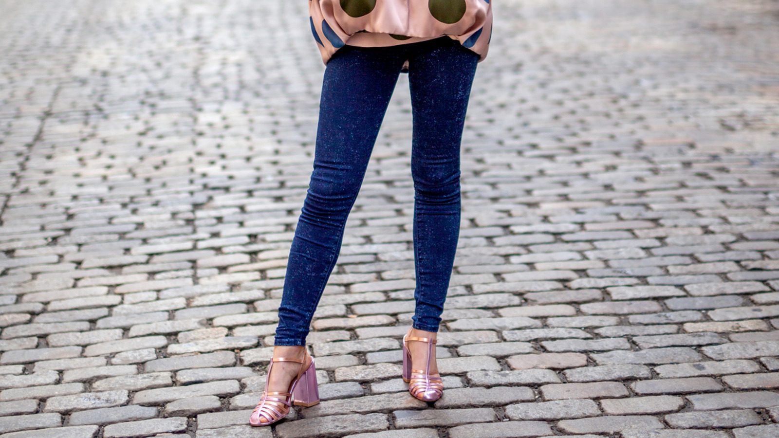 Oubliez les jeans skinny et essayez plutôt ce style denim de retour en arrière