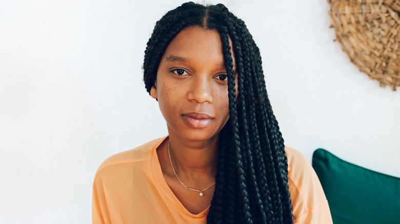 Une femme avec des tresses suspendues assises