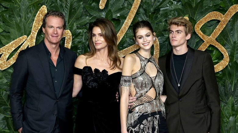 Cindy Crawford pose pour une photo avec son mari Rande Gerber et leurs enfants Kaia Gerber et Presley Gerber aux Fashion Awards de Royal Albert Hall
