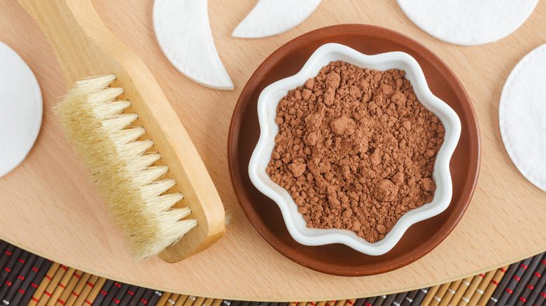 Un bol de poudre de cacao était assis à côté d'une brosse