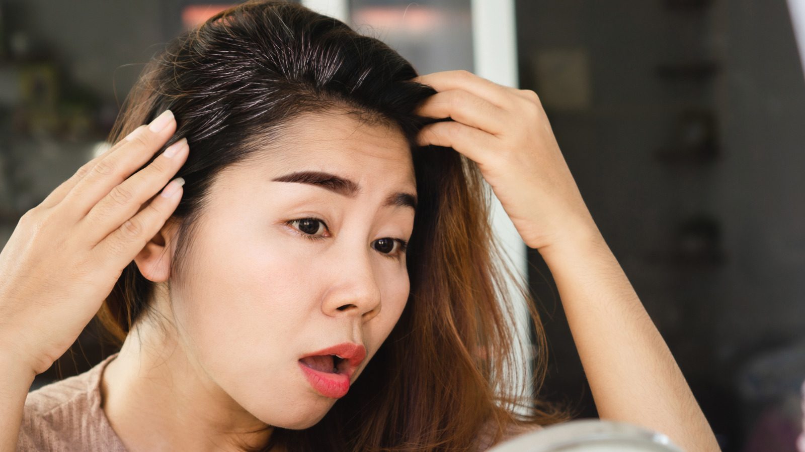 Vous pouvez naturellement couvrir les cheveux gris avec un ingrédient directement de votre garde-manger