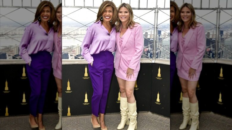 Hoda Kotb et Jenna Bush Hager sourient pour une photo dans l'Empire State Building
