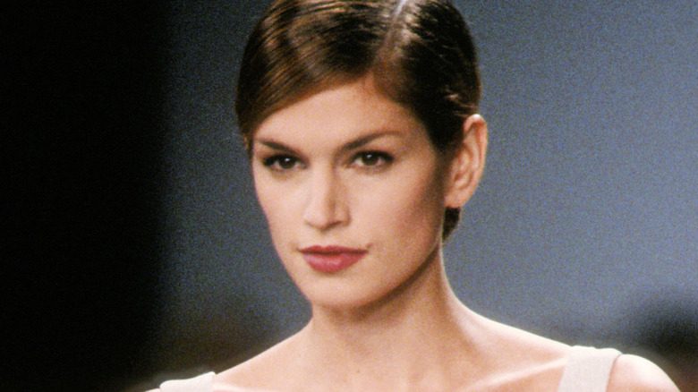 Cindy Crawford marche sur la piste de Richard Taylor pendant la Fashion Week de New York