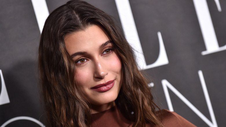 Hailey Bieber sur le tapis rouge