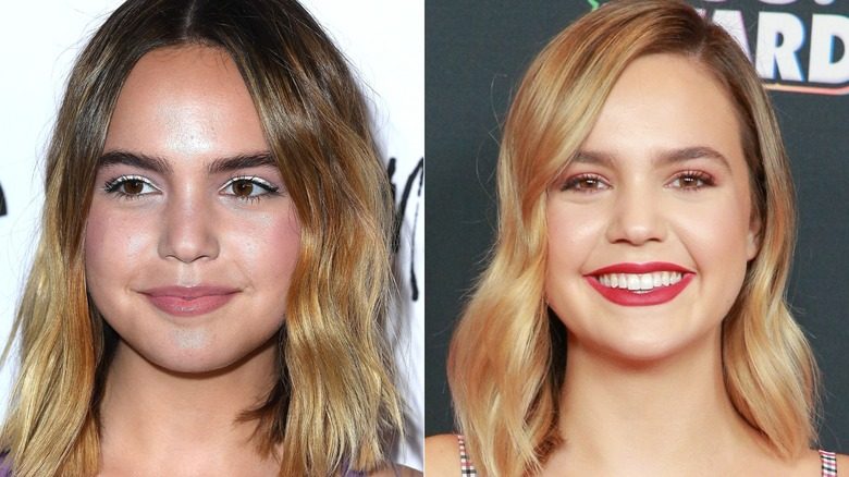 Bailee Madison souriant pour des photos avec des cheveux blonds