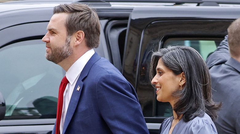 Usha Vance marche avec JD Vance
