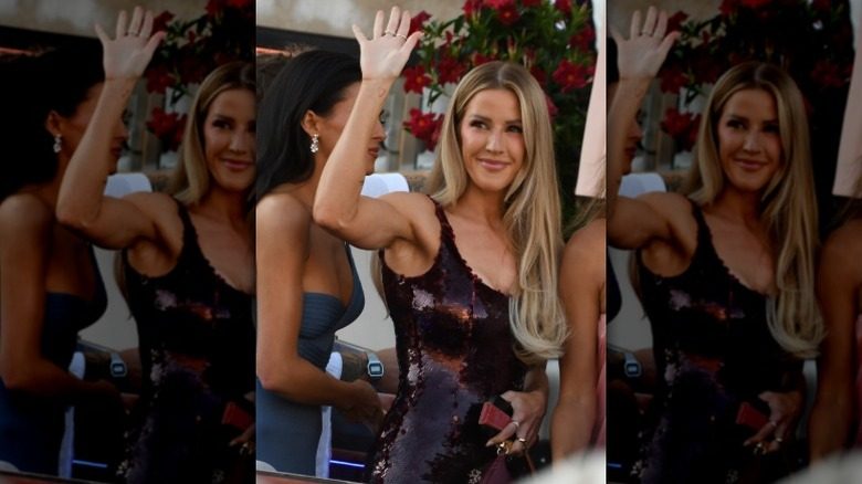 Ellie Goulding vague alors qu'elle se dirige vers le mariage de Bezos-Sánchez