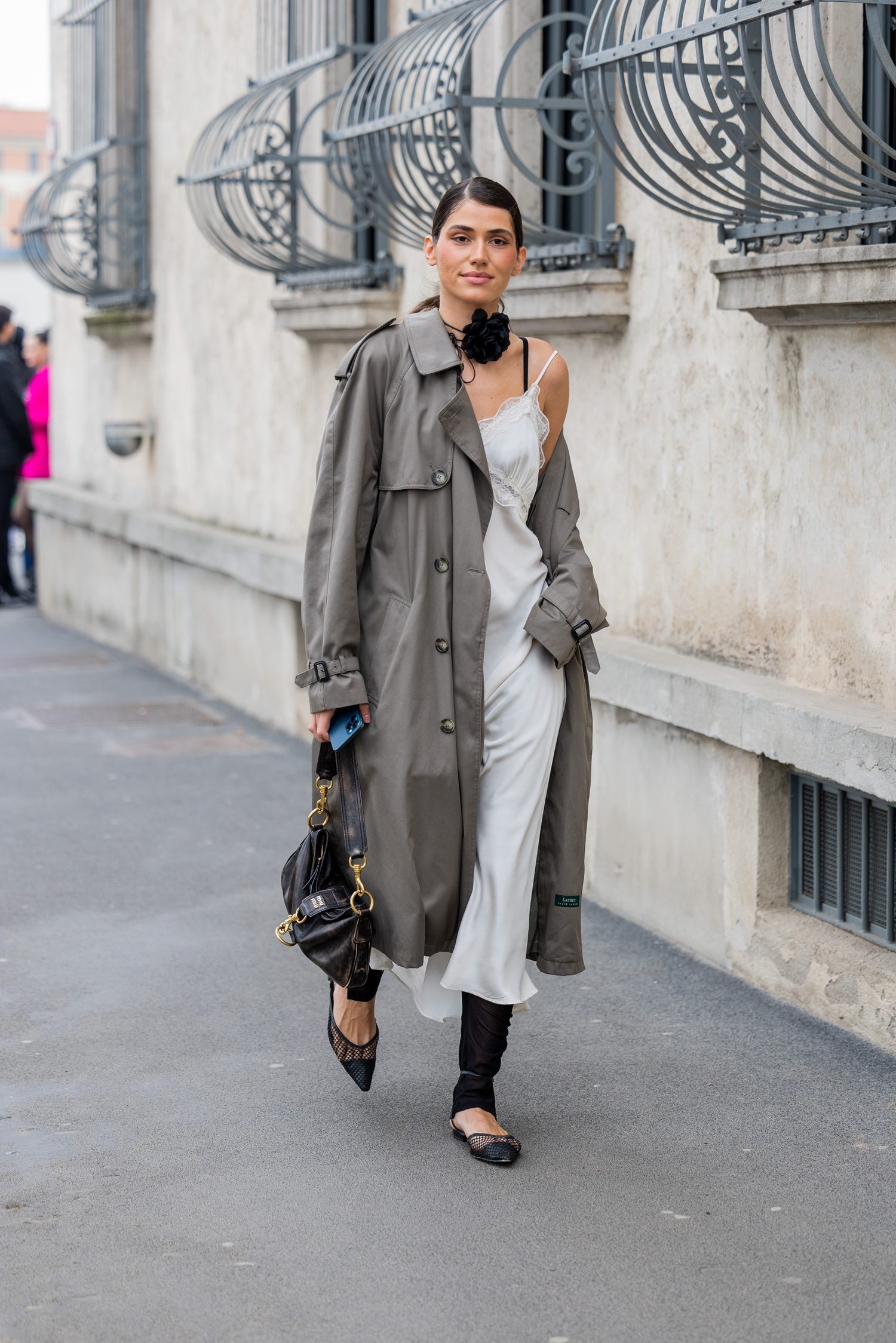 Robe de lingerie sur un pantalon noir et gabardine.