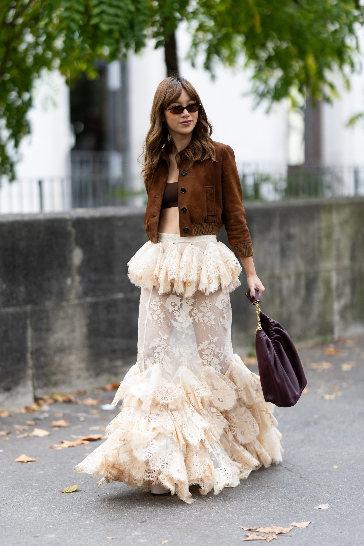 Look Bandeau avec veste en daim et jupe en dentelle avec des dépliants.