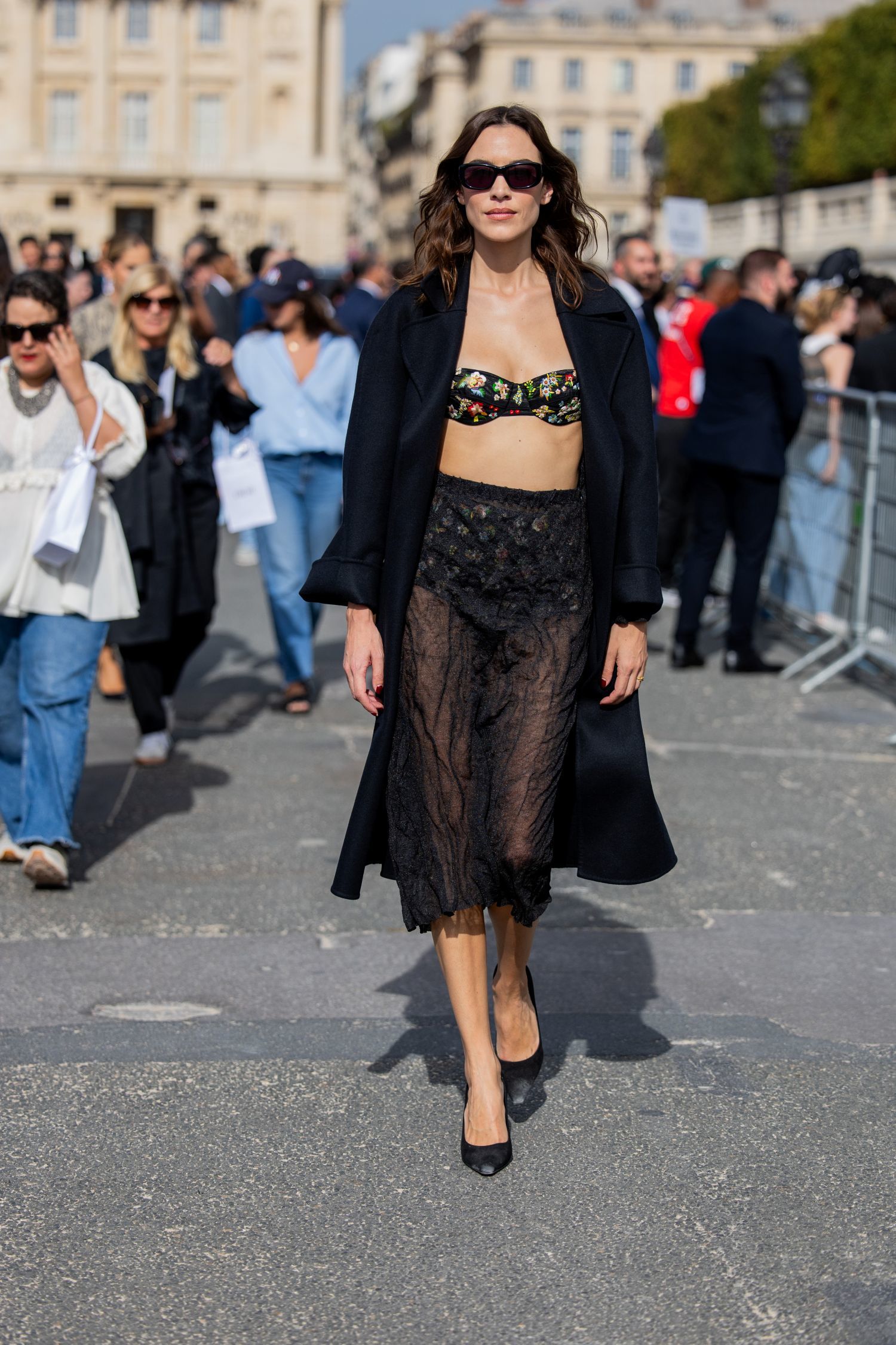 Alexa Chung avec une culotte noire et noire avec des fleurs de fleurs et une jupe semi-transparente.