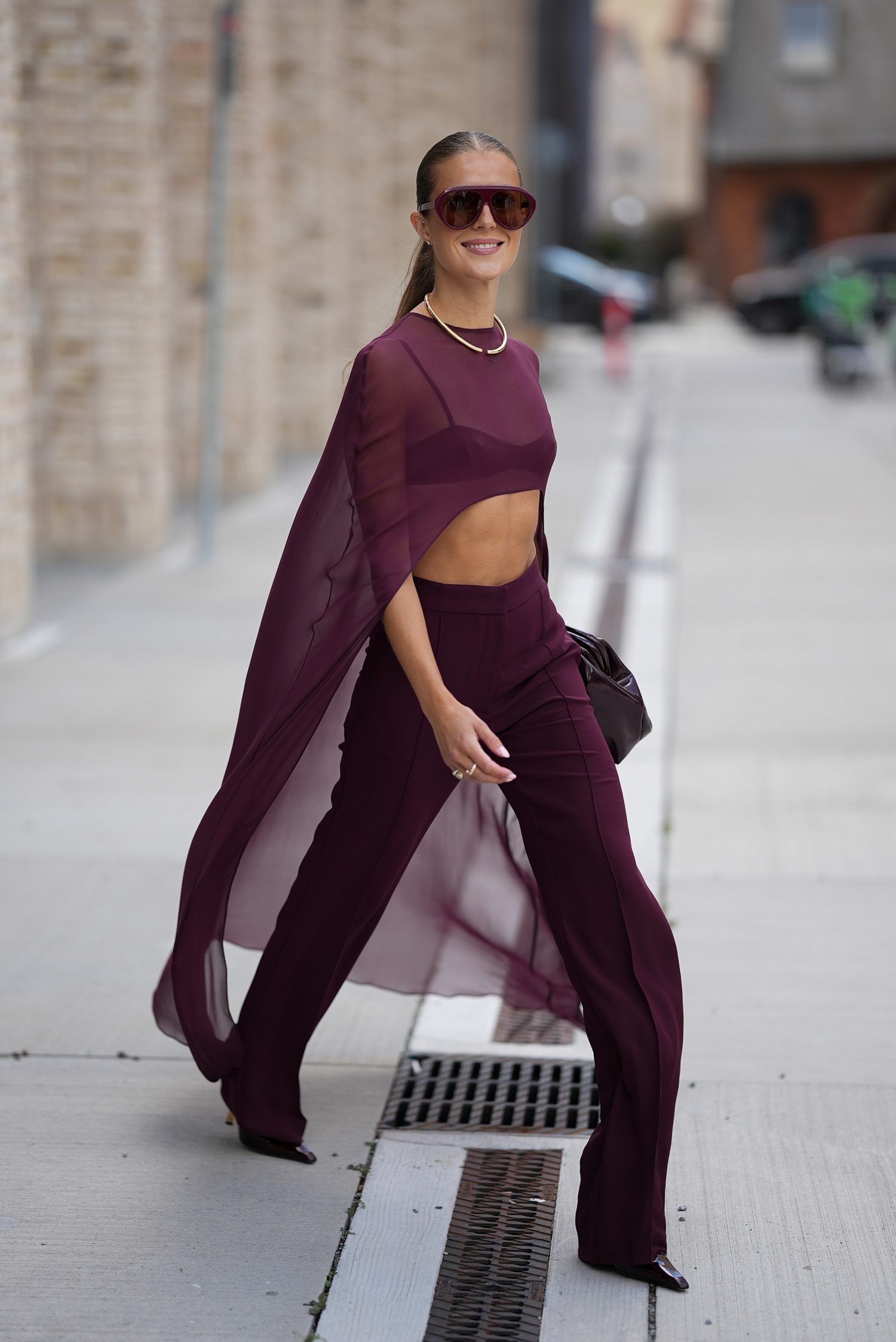Regardez Plum avec une couche transparente sur un soutien-gorge noir.