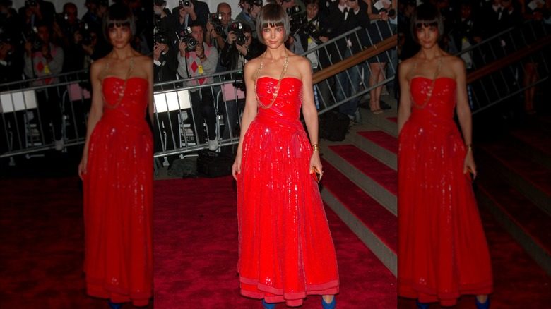 Katie Holmes dans une robe Red Armani au Met Gala