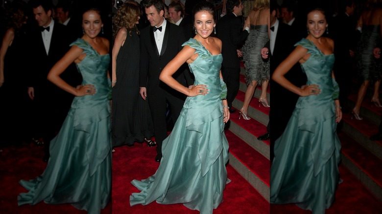 Camilla Belle portant une robe sarcelle au Met Gala