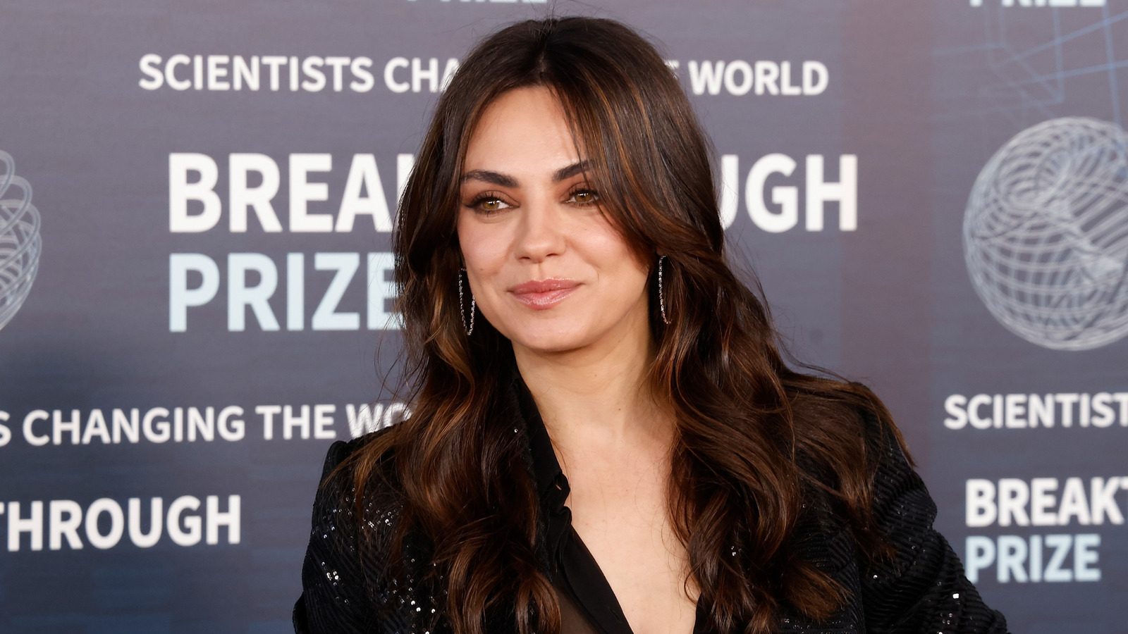 Mila Kunis a l'air si différente avec ses cheveux naturels