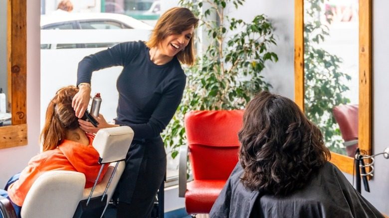Un coiffeur discutant avec un autre client