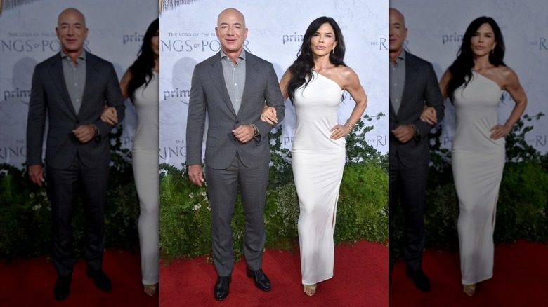 Lauren Sánchez dans une robe blanche à côté de Jeff Bezos