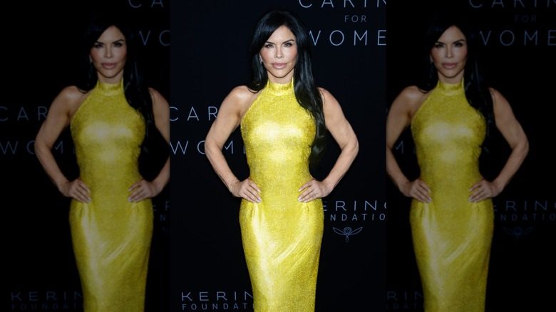 Lauren Sánchez portant une robe brillante au citron-lime ajustée