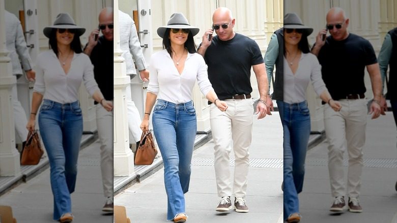 Lauren Sánchez portant un t-shirt blanc à manches longues avec un jean poussée