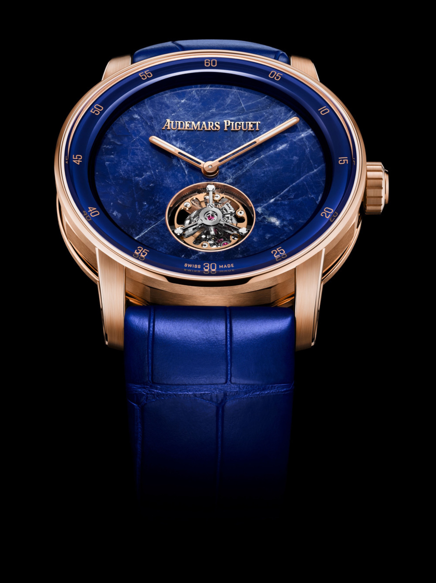 Le nouveau code 11.59 par le modèle Audemars Piguet en or rose et avec une sphère de sodalite bleue.