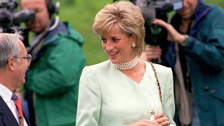 La princesse Diana portant des perles de cou et un costume de jupe à menthe