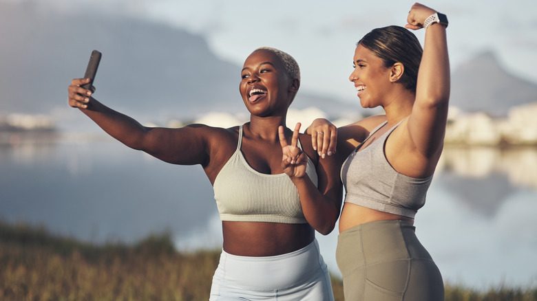 Deux femmes athlétiques posant pour un selfie