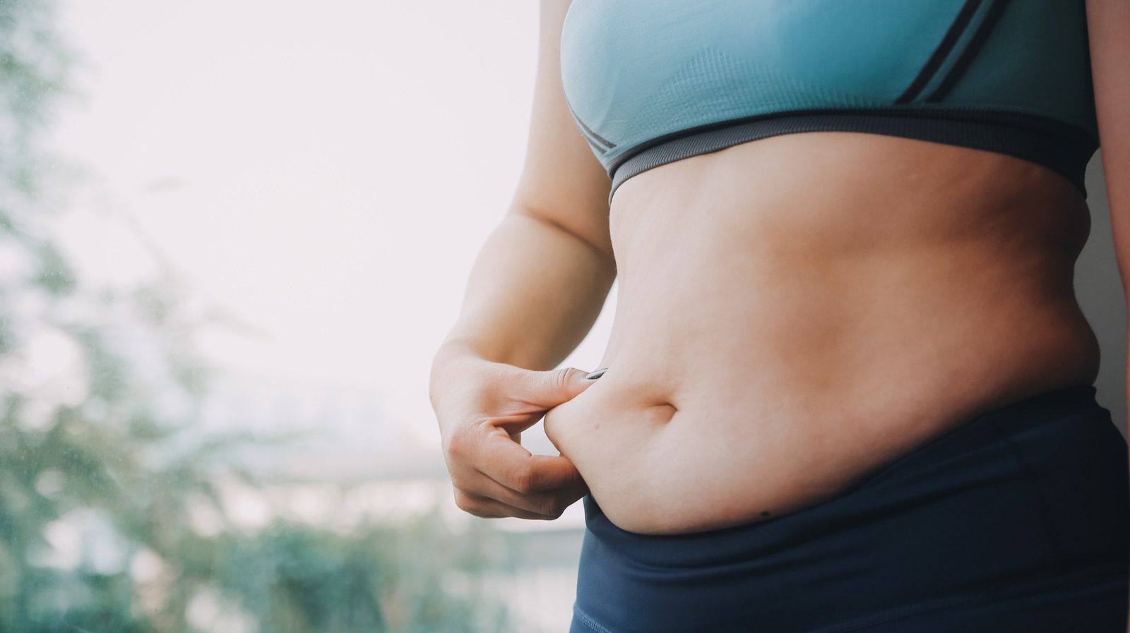 Pourquoi tant de femmes ont un renflement du ventre inférieur (et pourquoi notre OB / GYN dit que c'est normal)