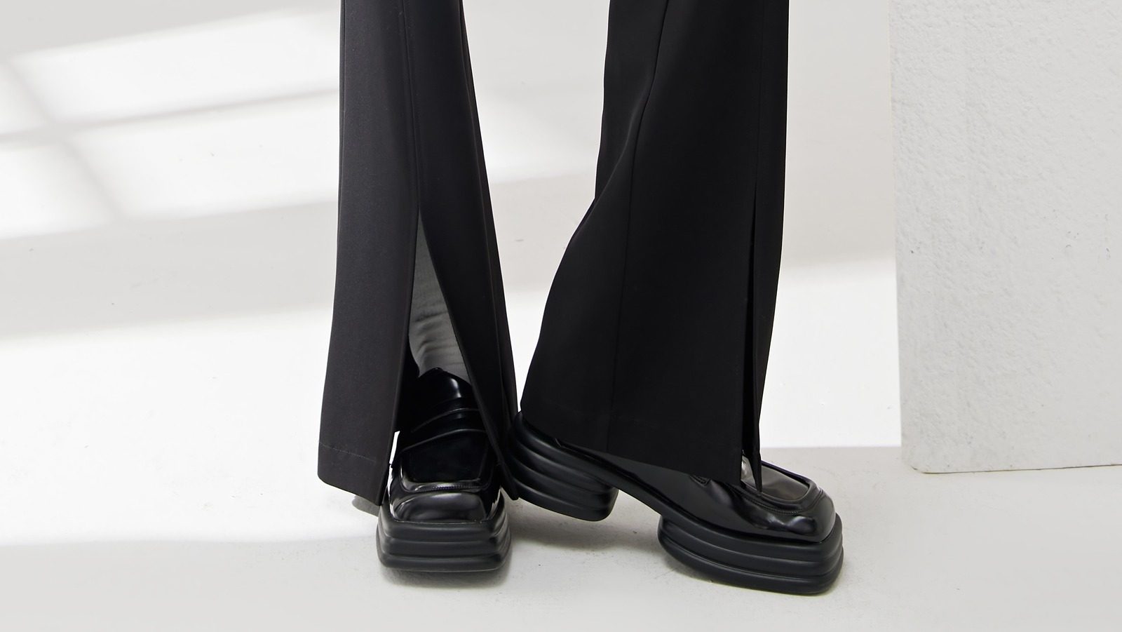 Ces chaussures chic remplaceront les mocassins comme l'automne 2025 avec un pantalon noir