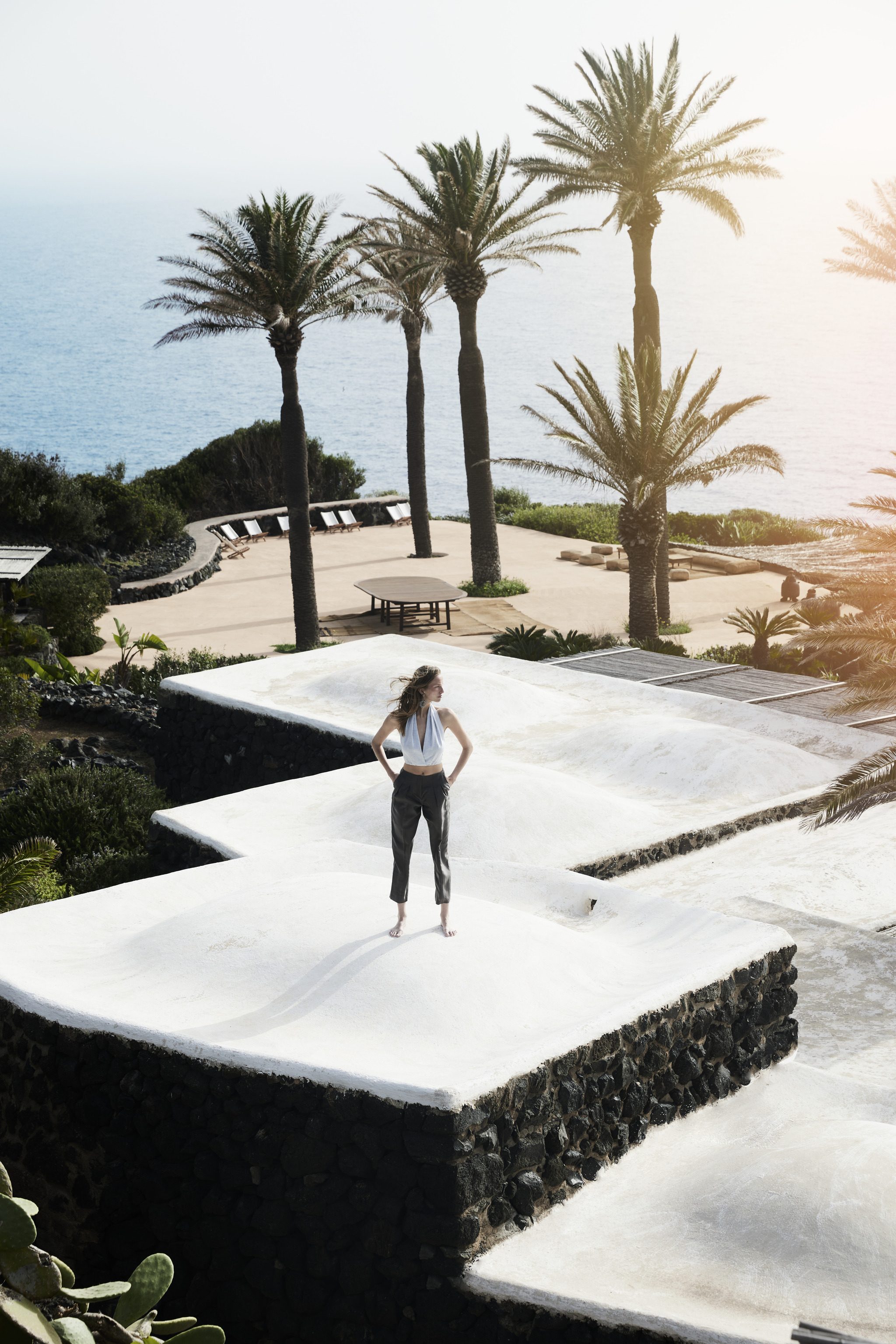 Armani a ouvert sa belle maison d'été sur l'île de Panthellería, entre la Sicile et la Tunisie, pour photographier une mode. (Juillet 2024)
