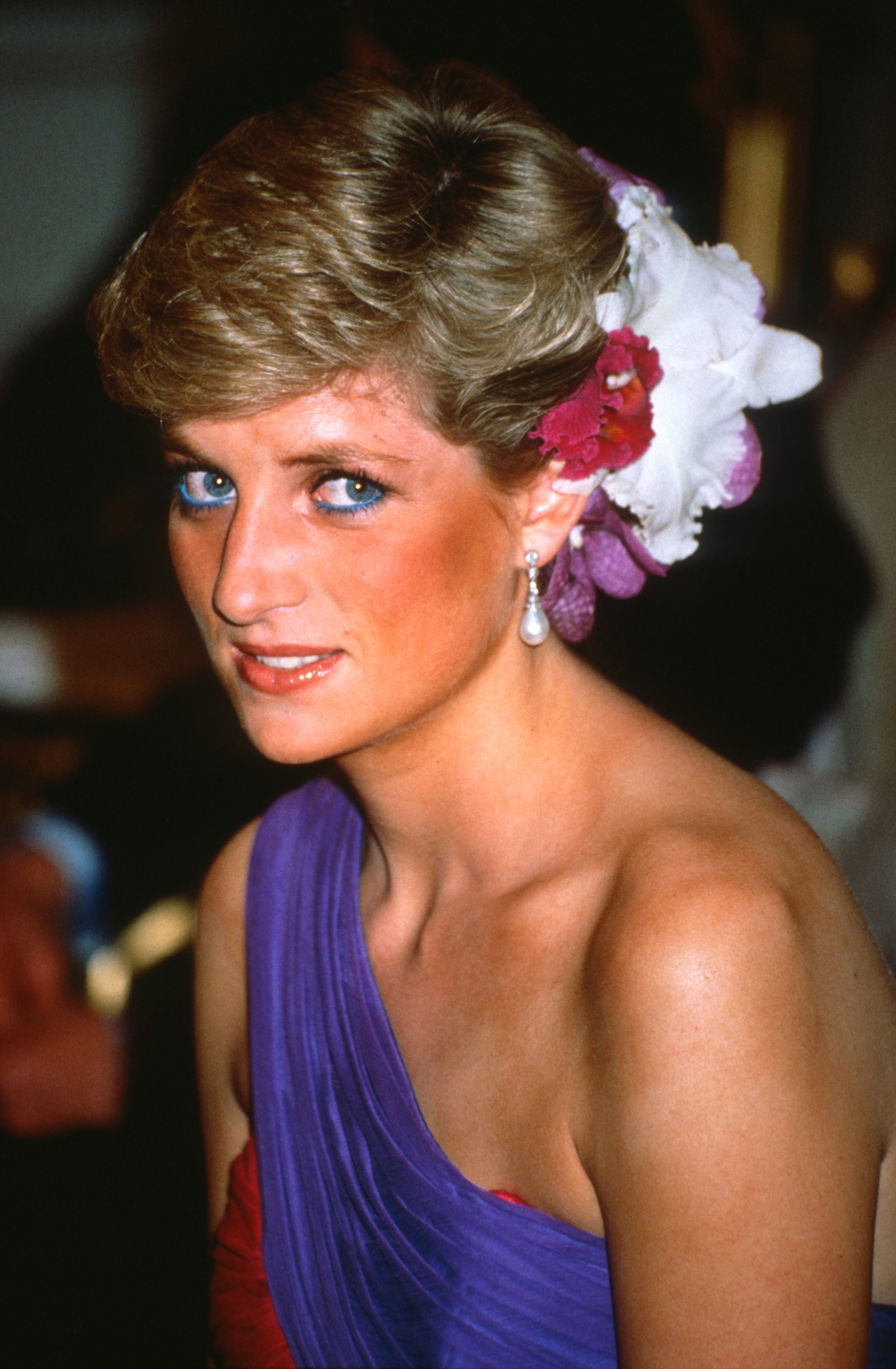 Princesse Diana de Galles avec des fleurs de soie dans un dîner en Thaïlande en 1988