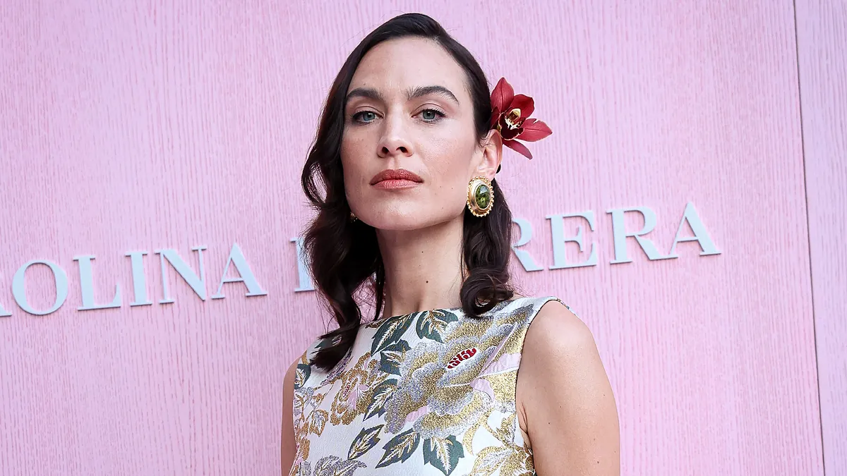 Pas en attente, pas de sac, la fleur des cheveux d'Alexa Chung est le seul accessoire dont les invités d'automne ont besoin pour élever leur robe la plus classique