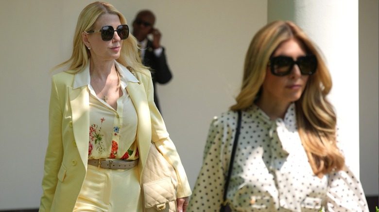 Pam Bondi portant un costume jaune avec une chemise imprimée