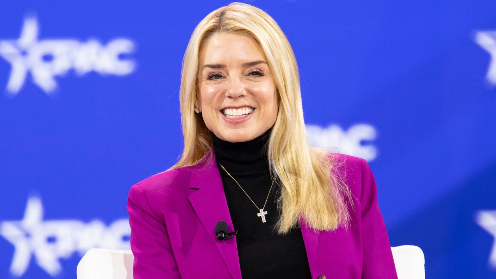 Le style peu flatteur Pam Bondi ne peut pas arrêter de porter