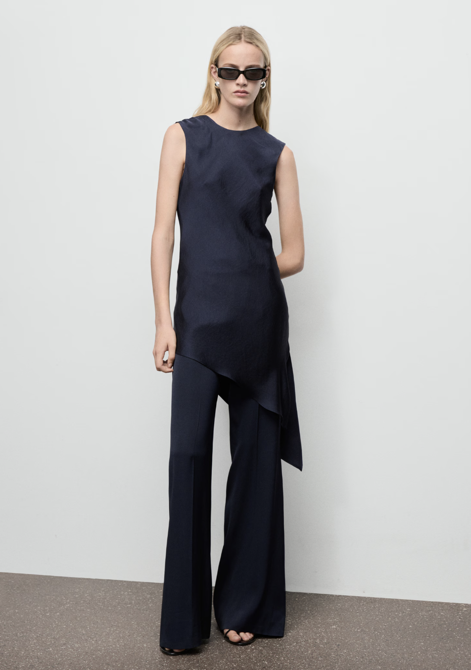 Satin Top (45,99 euros) et pantalons de poussées (59,99 euros)