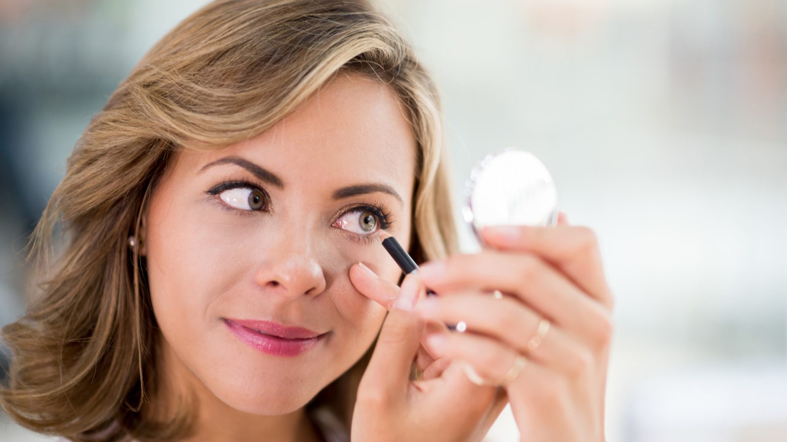La technique de maquillage négligé pour des yeux plus brillants et plus larges