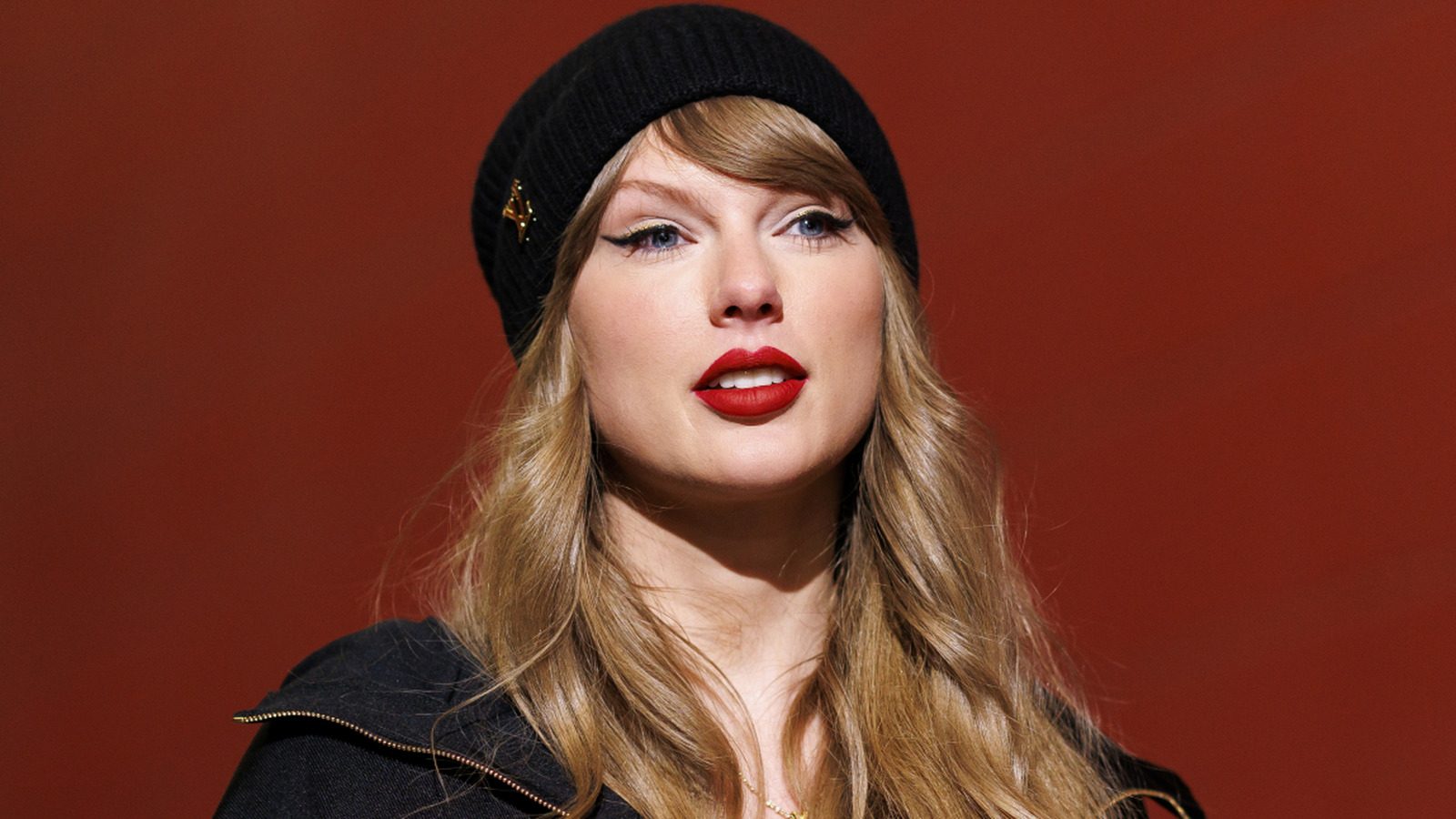 Taylor Swift portait une mini-jupe en cuir avec des vibrations d'automne - mais ne copiez pas encore son look