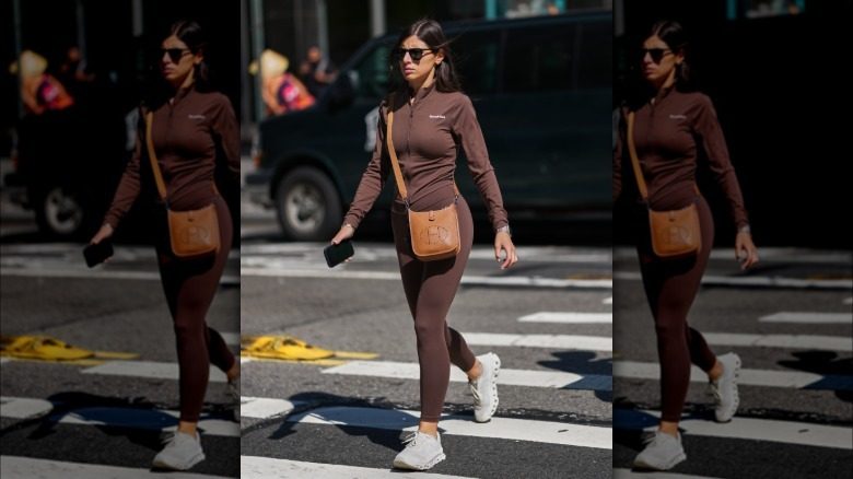 Une femme portant des leggings bruns avec un haut brun