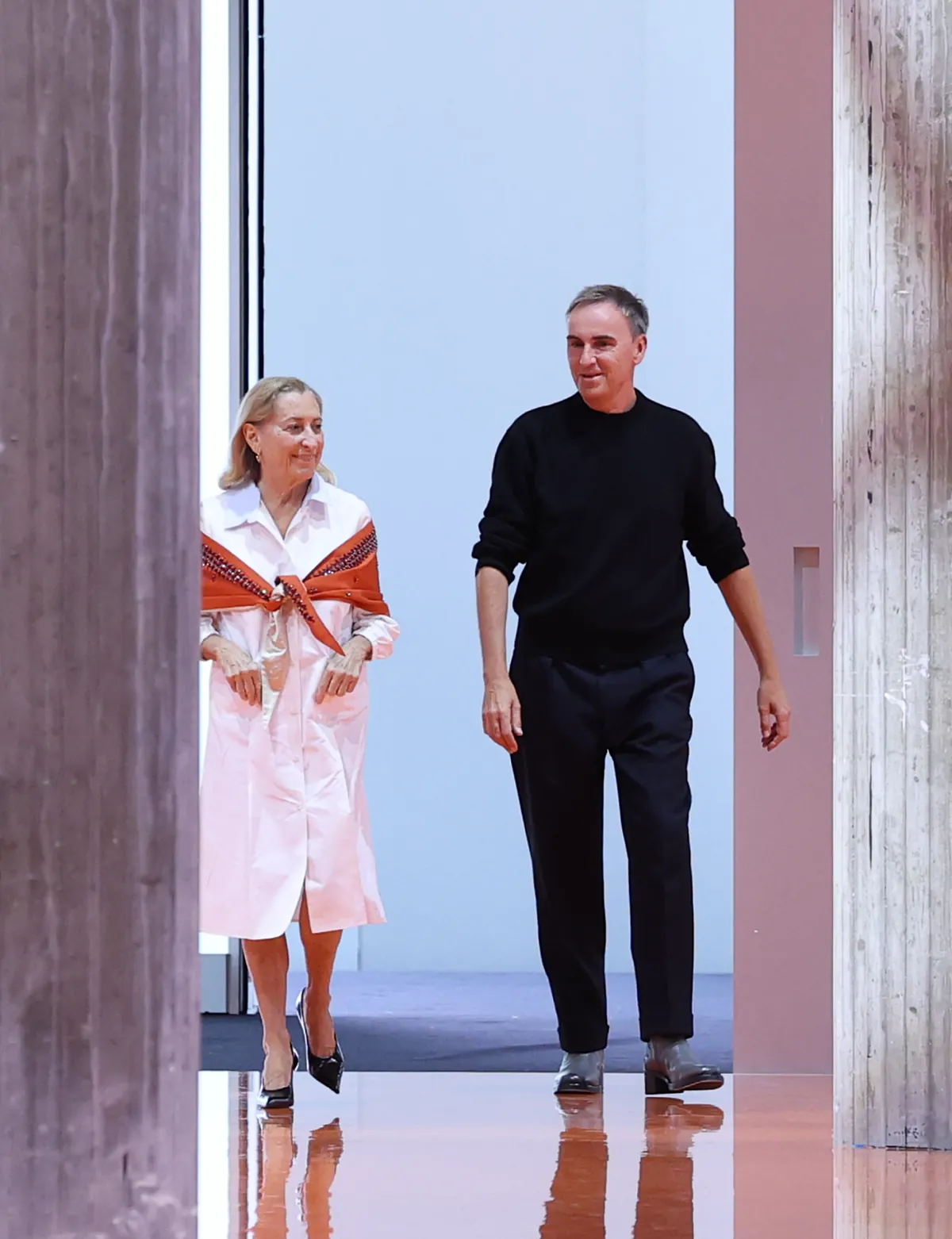 Miuccia Prada est le seul influenceur qui ne porte pas le mouchoir comme les autres et prévoit comment nous allons tout prendre en quelques mois