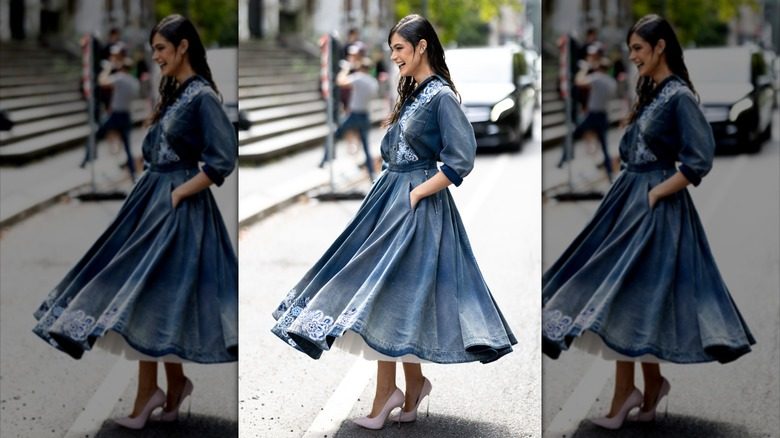 Une femme portant une tenue bleue et talons à la Fashion Week