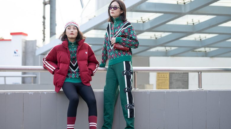 Deux femmes portant des vêtements de sport coordonnés