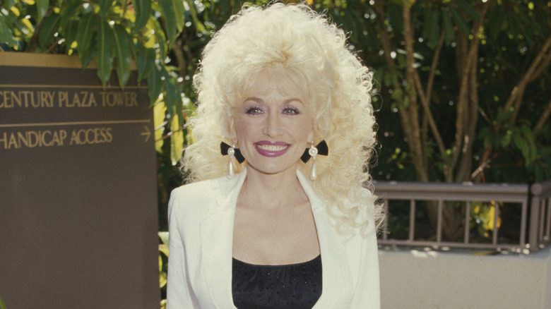 Dolly Parton aux cheveux longs et bouclés