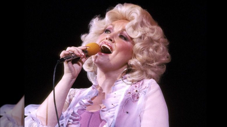 Dolly Parton chantait avec des boucles volumineuses dans les années 70