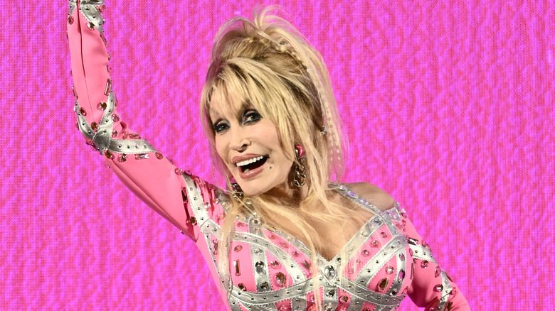 Dolly Parton à sa conférence de presse Rockstar