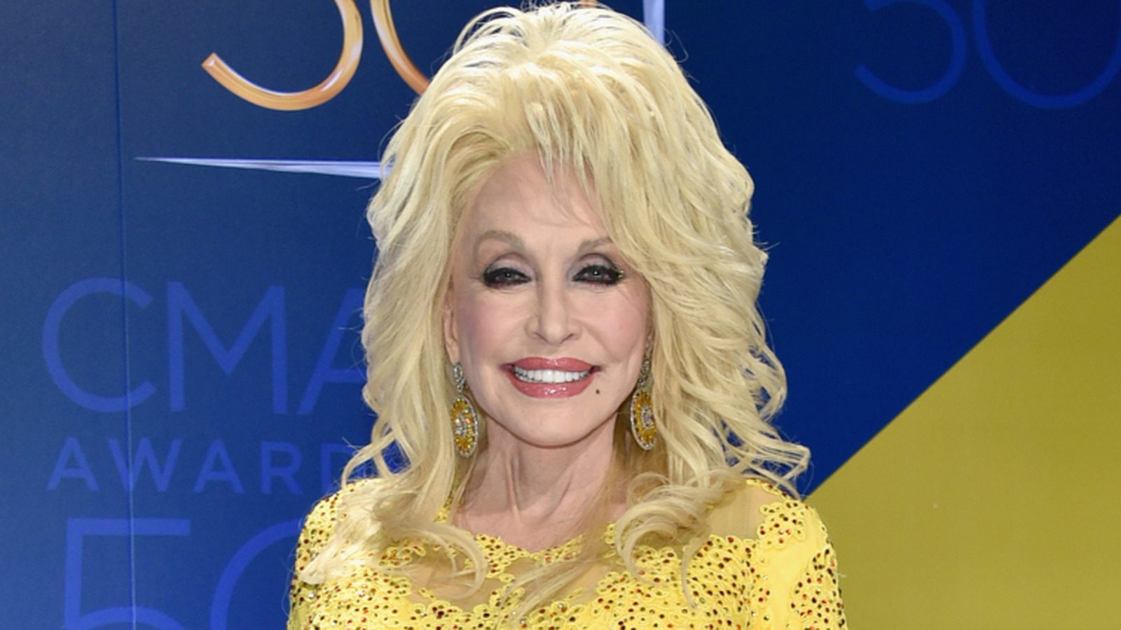 Les plus grands moments capillaires de Dolly Parton qui ont fait tourner les têtes