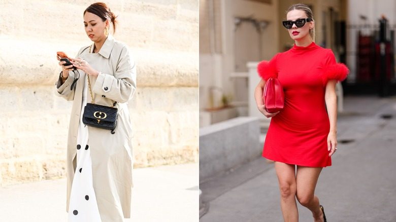 Une femme marchant dans une tranchée beige avec une robe blanche en dessous, et une femme portant une mini rouge avec des plumes