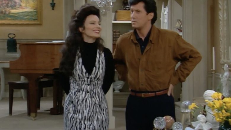 Fran Fine se tient à côté de M. Sheffield dans une mini-robe à imprimé zèbre