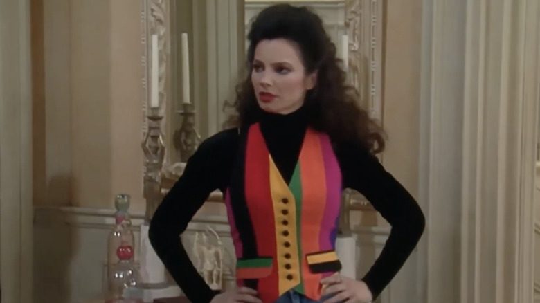 Fran Fine dans un gilet de couleur arc-en-ciel