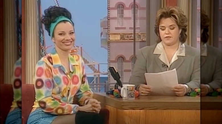 Fran Fine porte une chemise colorée en tant qu'invitée du défilé Rosie O'Donnell