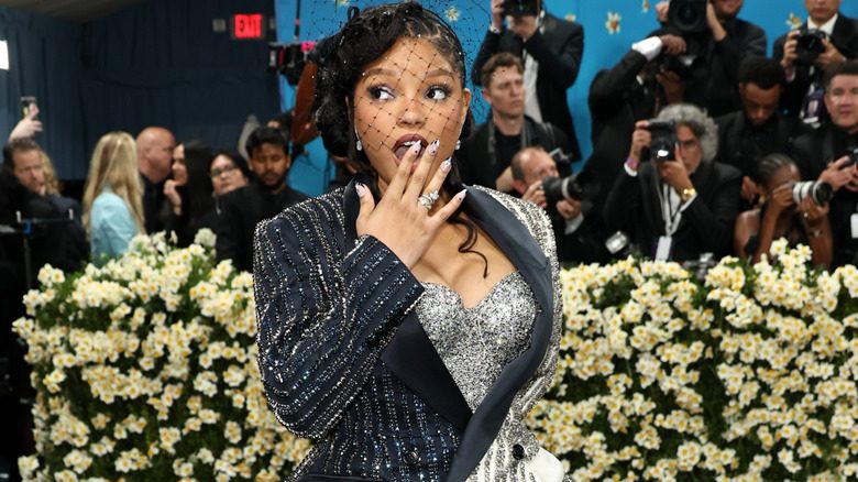 Halle Bailey avec une main sur la bouche au Met Gala