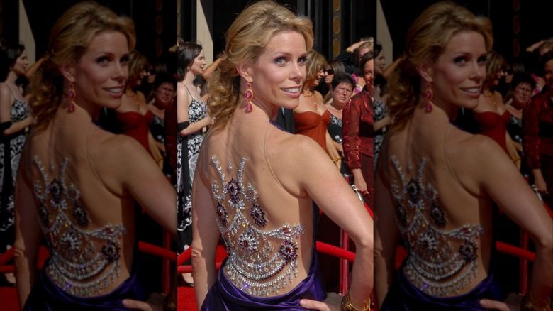 Cheryl Hines portant une robe ornée de strass aux Emmys 2006