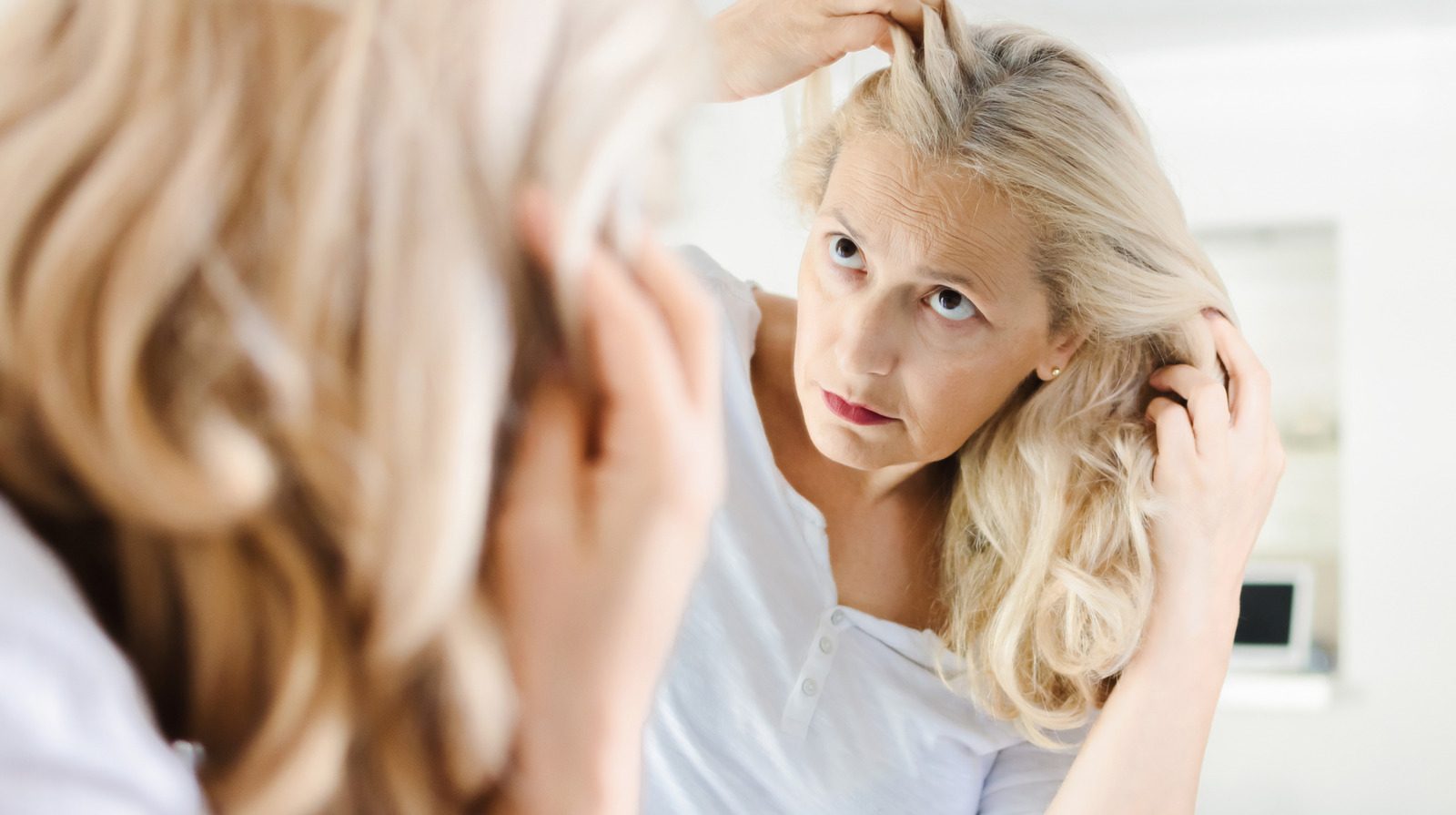 3 façons de couvrir naturellement les cheveux gris sans aller au salon
